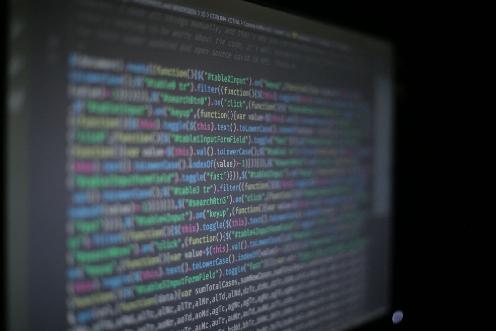Nahaufnahme von farbig hervorgehobenem Programmcode auf einem leicht unscharfen Bildschirm