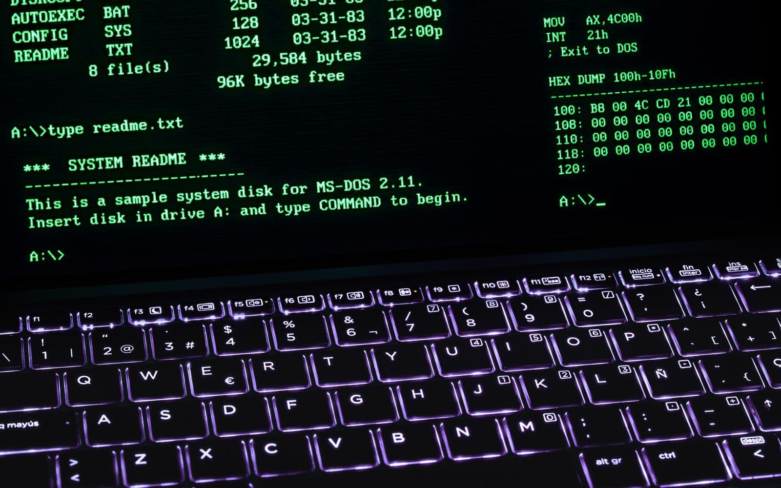 Bildschirm mit einem Terminalfenster über einer beleuchteten Laptop-Tastatur