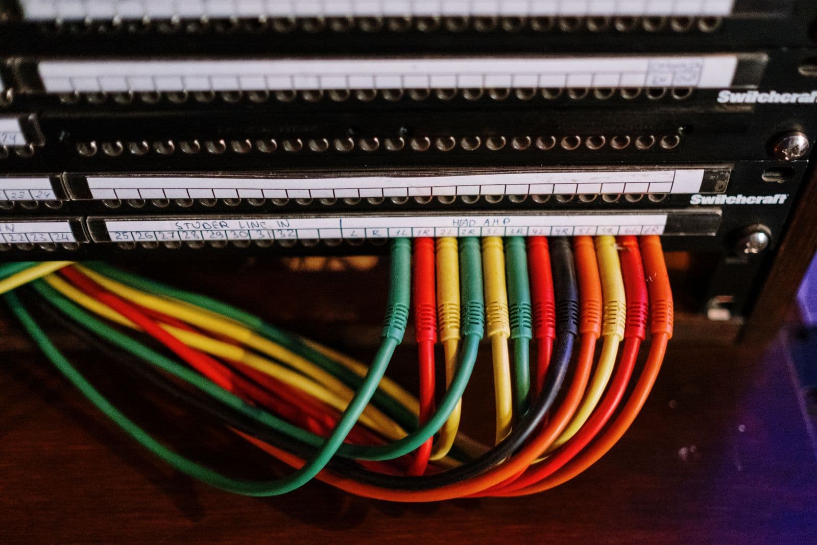 Bunte Patchkabel, die an ein handbeschriftetes Patchfeld angeschlossen sind