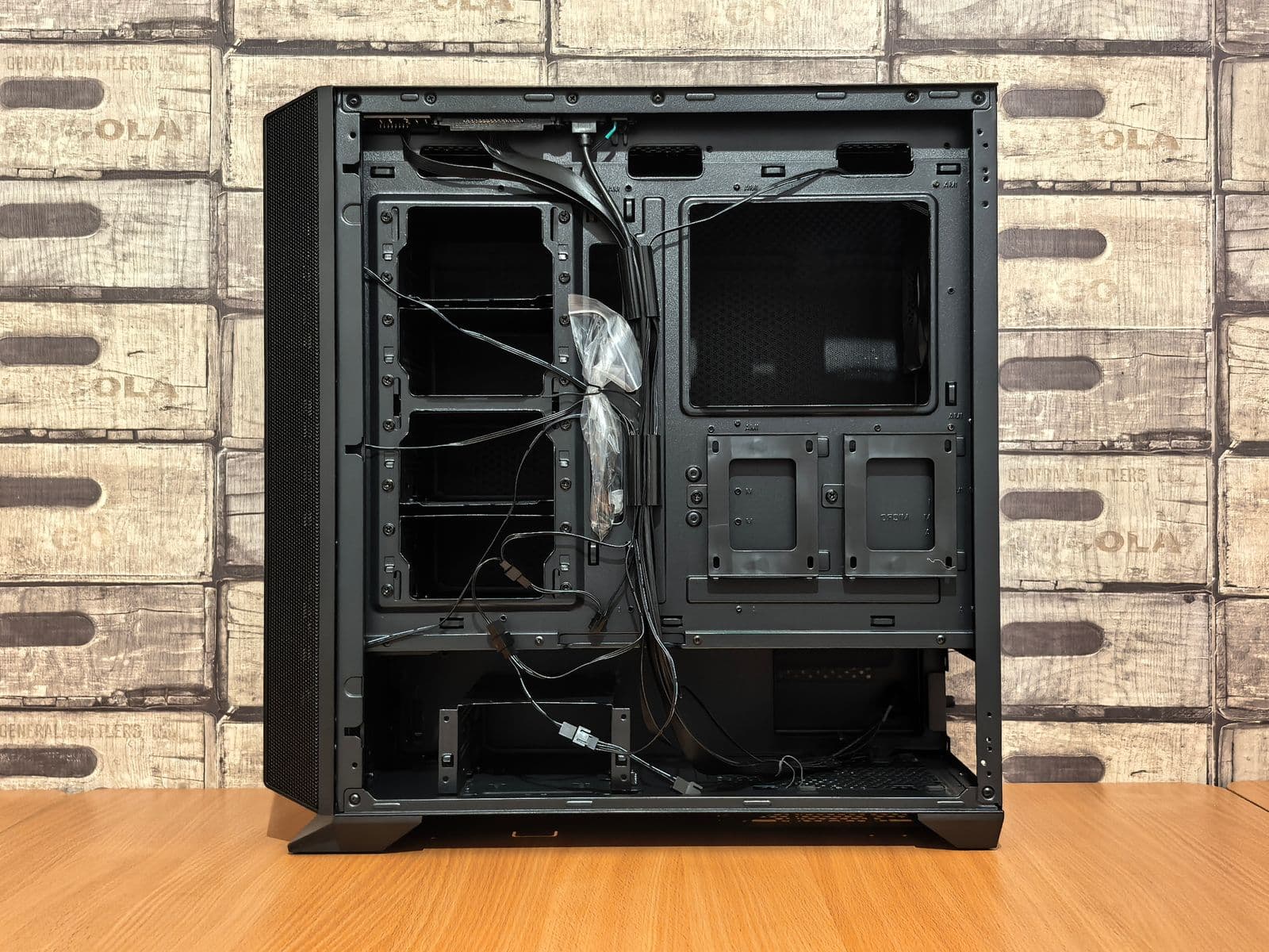 Offenes Computergehäuse mit sichtbarer interner Verkabelung auf einem Tisch