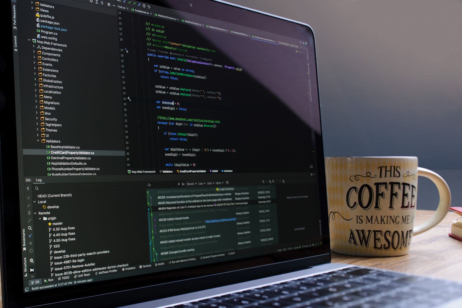 Laptop mit dunkel gestaltetem Code-Editor, daneben eine Kaffeetasse auf dem Schreibtisch