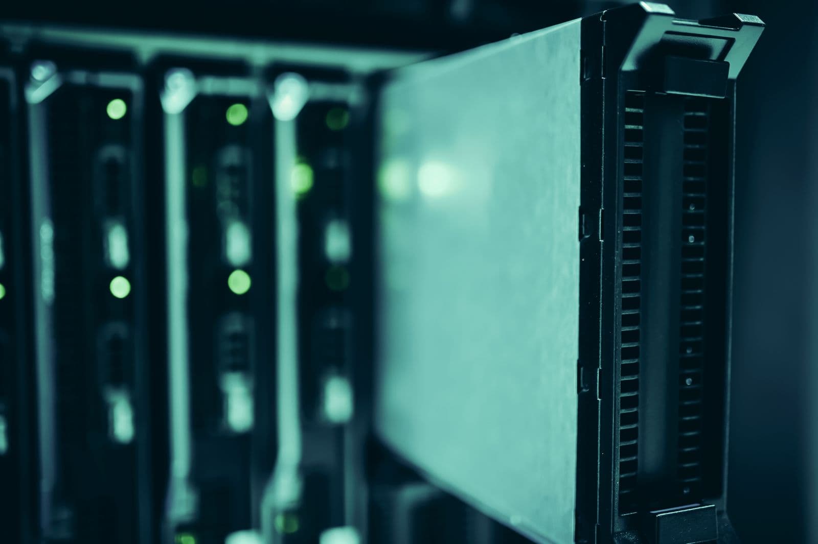 Nahaufnahme eines herausgezogenen Server-Moduls vor einer Reihe identischer Racks in einem Rechenzentrum