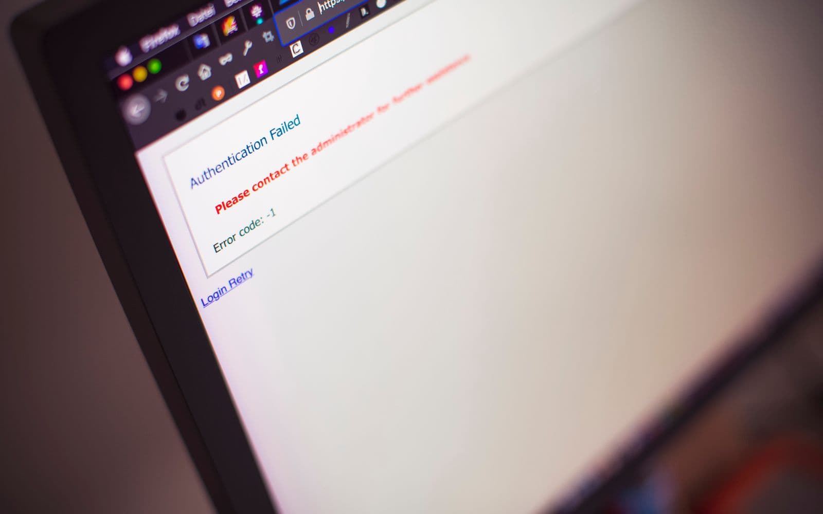 Laptop-Bildschirm mit einer rot hervorgehobenen Fehlermeldung