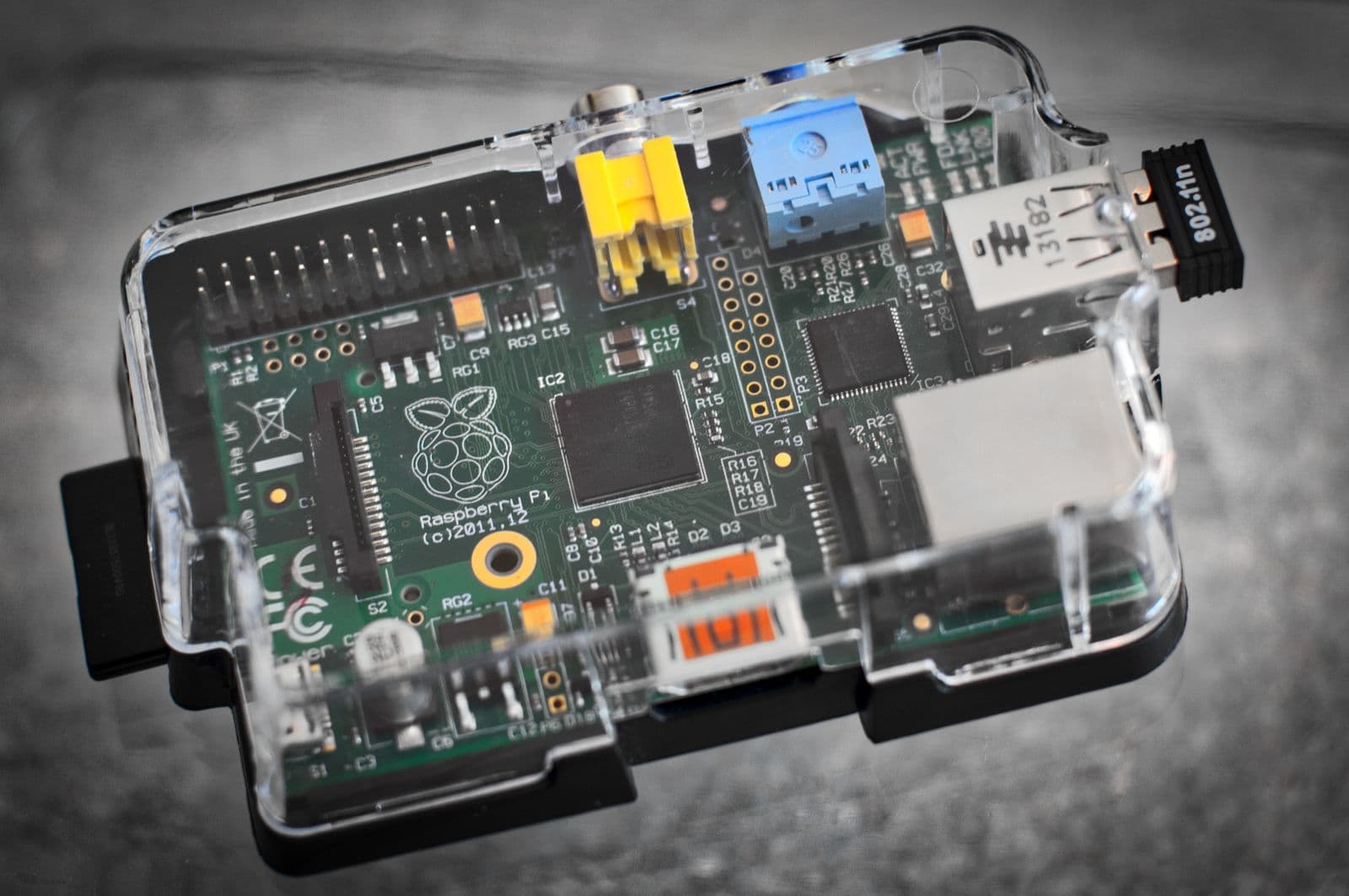 Nahaufnahme einer Raspberry-Pi-Platine in einem durchsichtigen Gehäuse