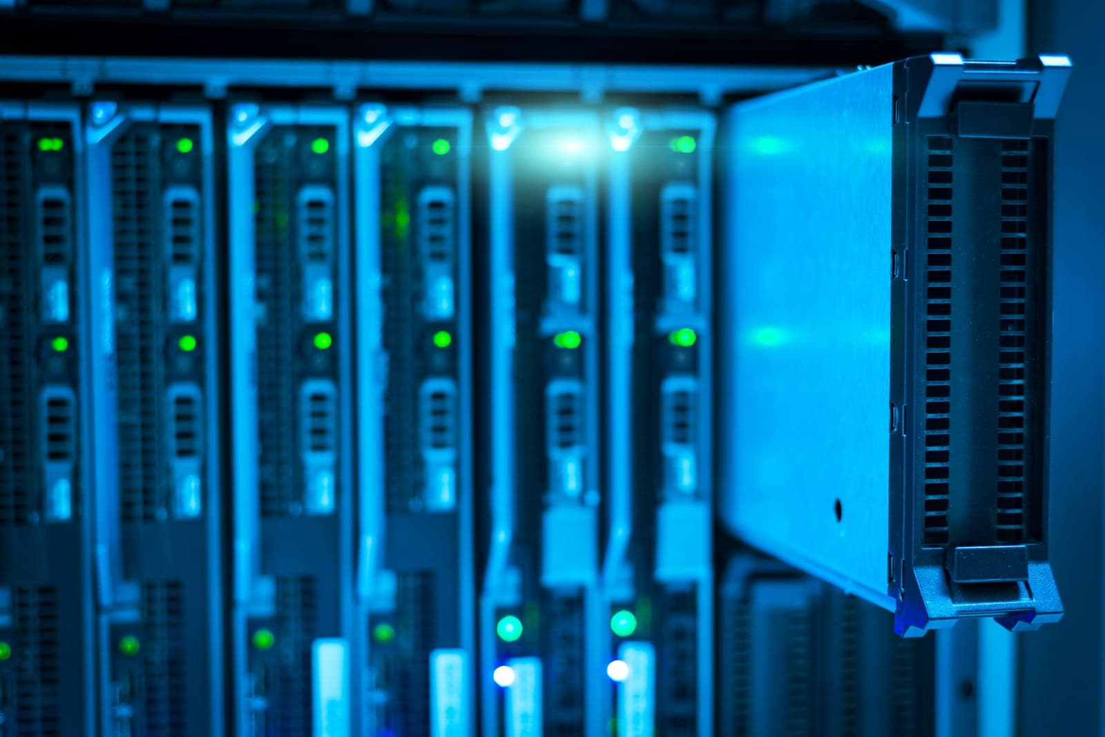 Gang in einem Rechenzentrum mit mehreren Server-Racks nebeneinander