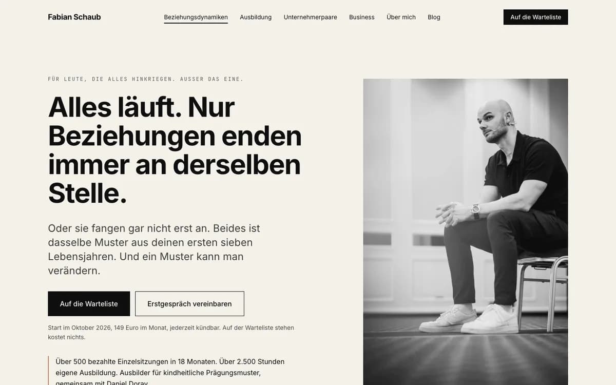 Reduzierte Coaching-Website mit großer Typografie und Schwarzweiß-Porträt