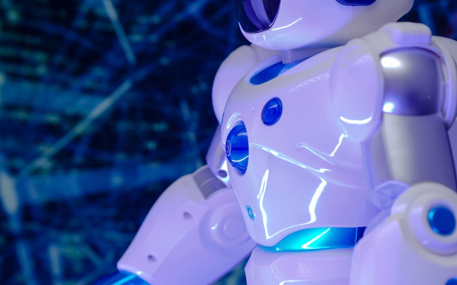 Weißer humanoider Roboter mit blau leuchtenden Elementen