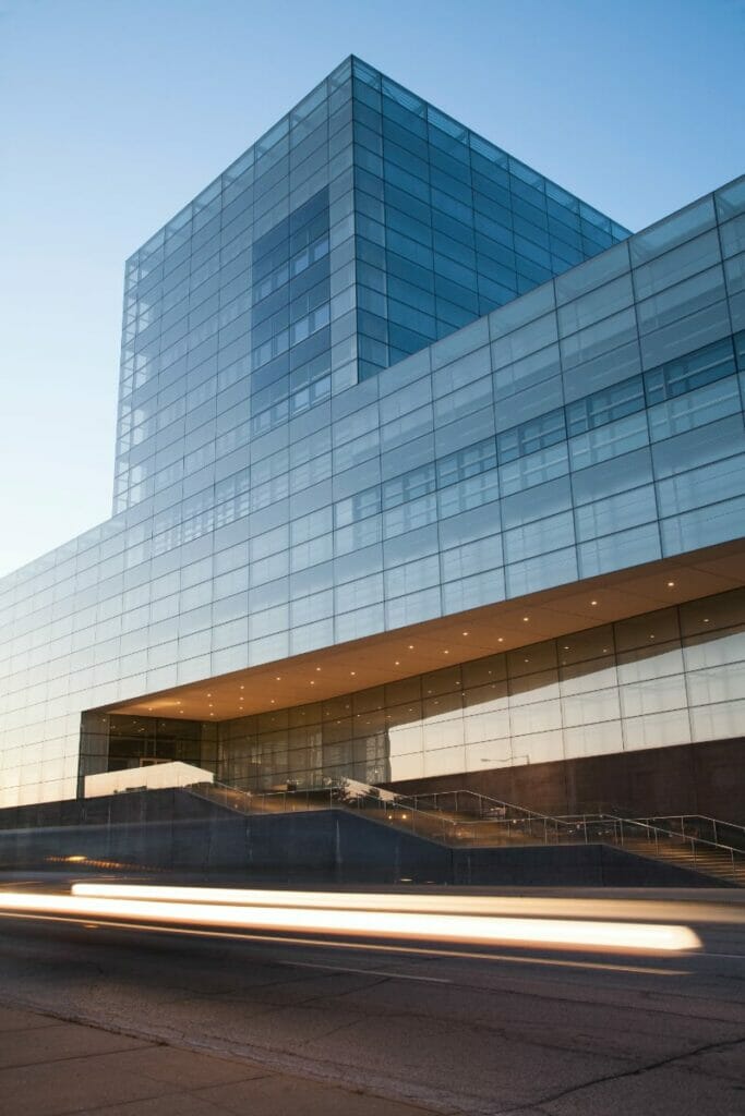 Bürogebäude mit Glaswänden