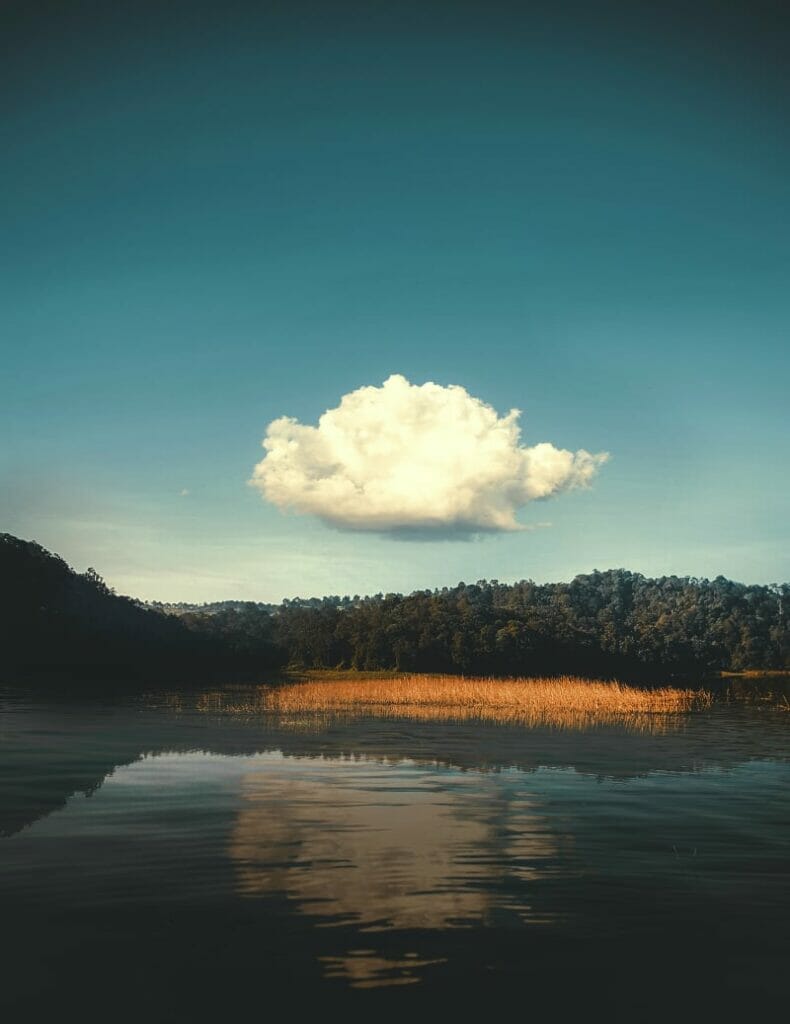 Eine Wolke über einem See